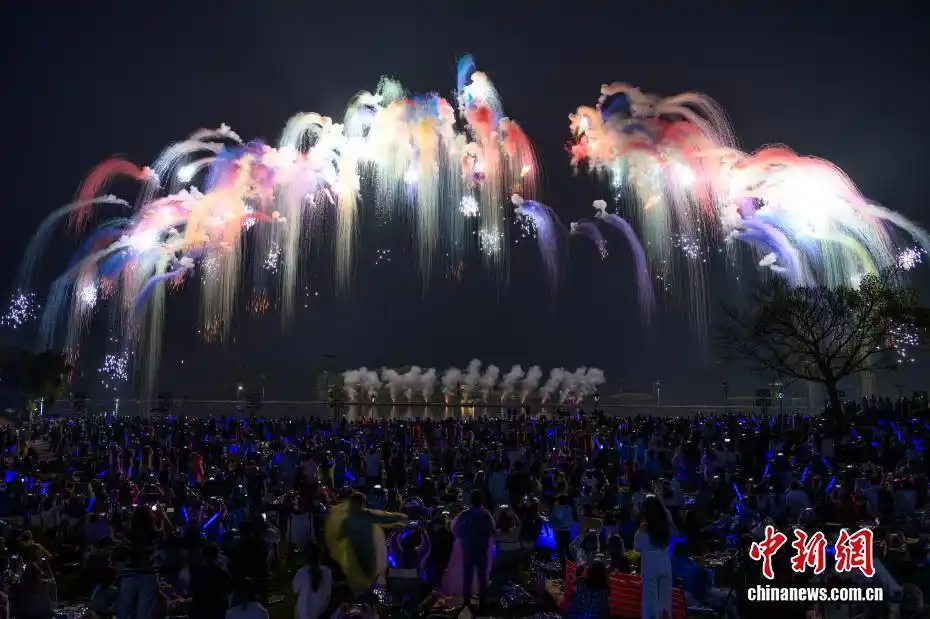 Colorful fireworks illuminate Chongqing's night sky, delighting the public during the May Day holiday